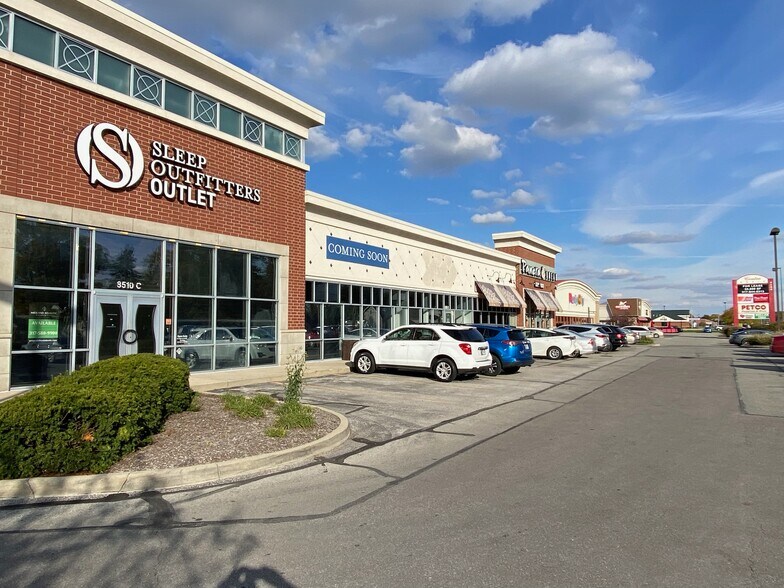8588-8680 E 96th St, Fishers, IN à louer - Photo du bâtiment - Image 1 de 1