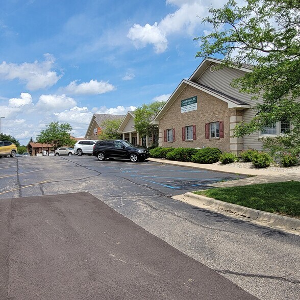 8305 S Saginaw St, Grand Blanc, MI à louer - Photo du bâtiment - Image 2 de 5