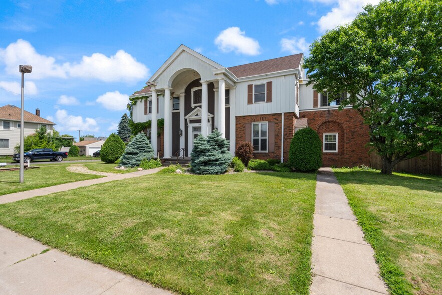 1304 Hammond Ave, Superior, WI à vendre - Photo du bâtiment - Image 2 de 37