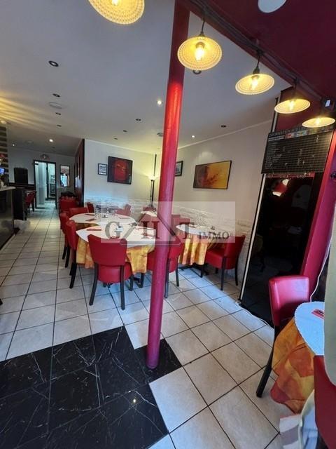 Retail in Charenton-le-Pont for lease Interior Photo- Image 1 of 4