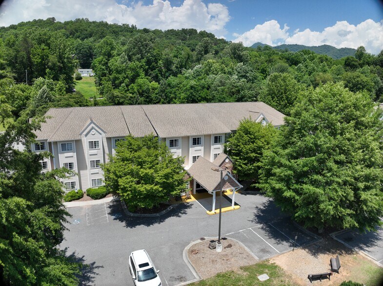674 Casino Trl, Cherokee, NC à vendre - Communauté Matterport - Image 3 de 24