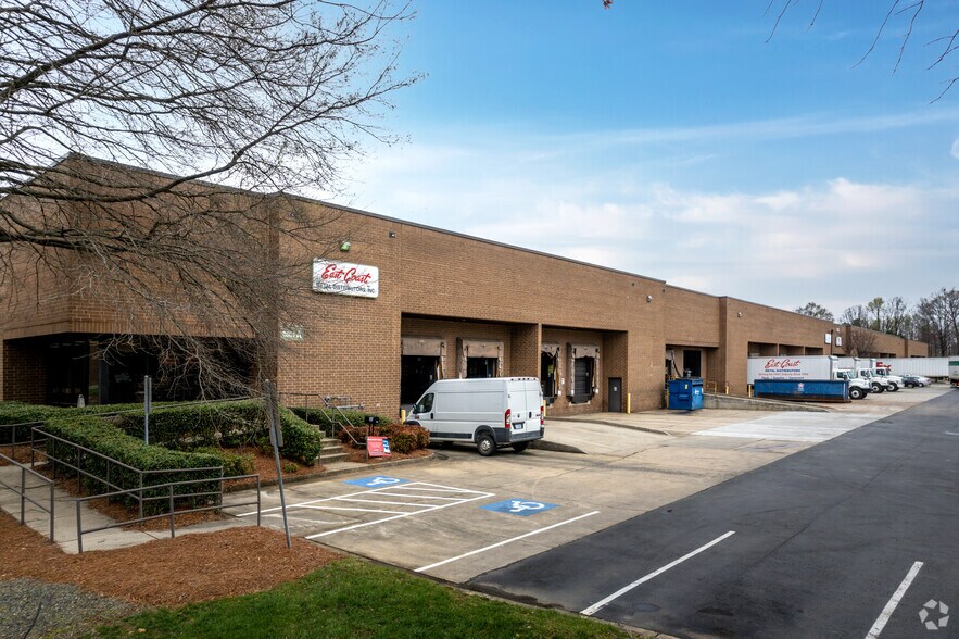 3801 Woodpark Blvd, Charlotte, NC à louer - Photo du bâtiment - Image 3 de 7