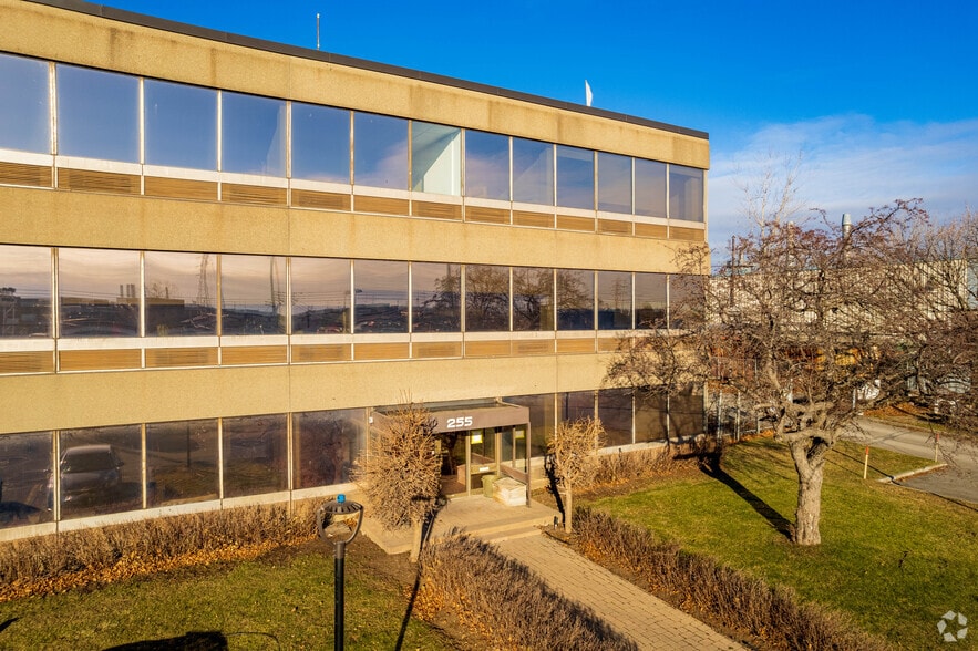 255 Rue Norman, Lachine, QC à louer - Photo du bâtiment - Image 3 de 5