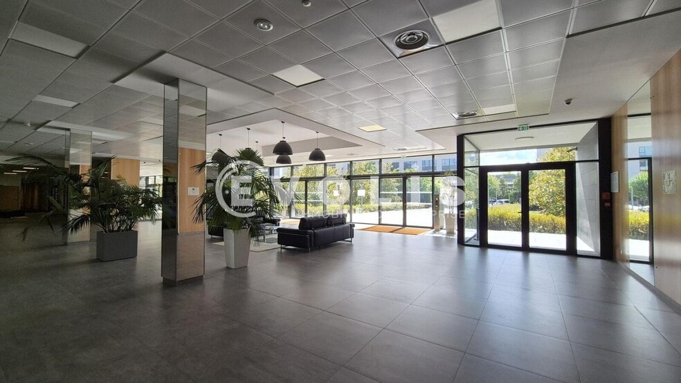 Office in Jossigny for lease - Lobby - Image 2 of 13
