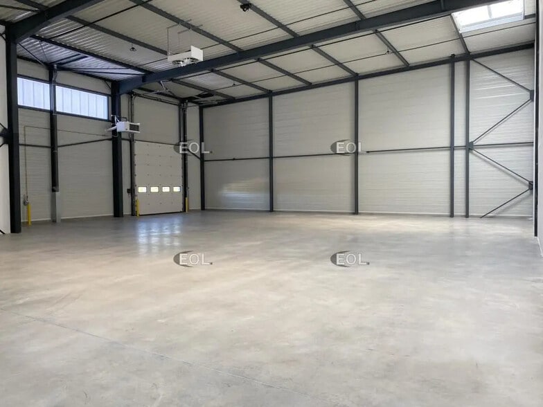 Flex in Saint-Priest for lease - Interior Photo - Image 2 of 14