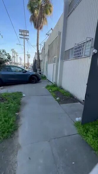 1348 E 15th St, Los Angeles, CA à louer - Vidéo sur l’inscription commerciale - Image 2 de 22
