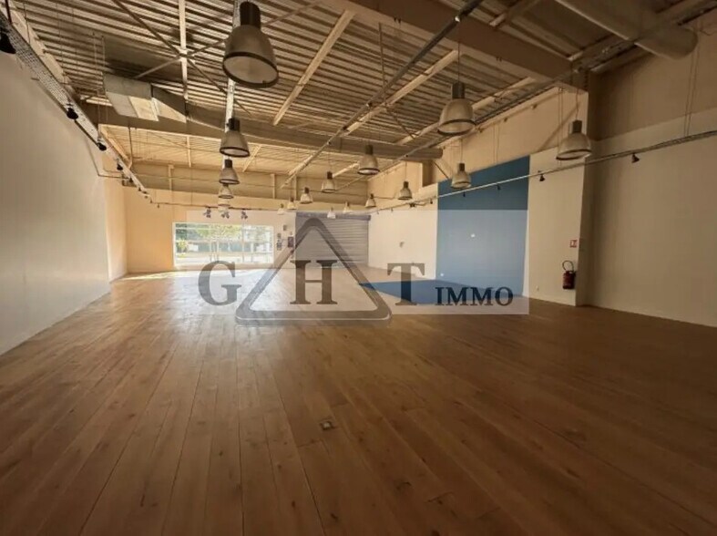 Industrial in Maurepas for lease - Building Photo - Image 1 of 4