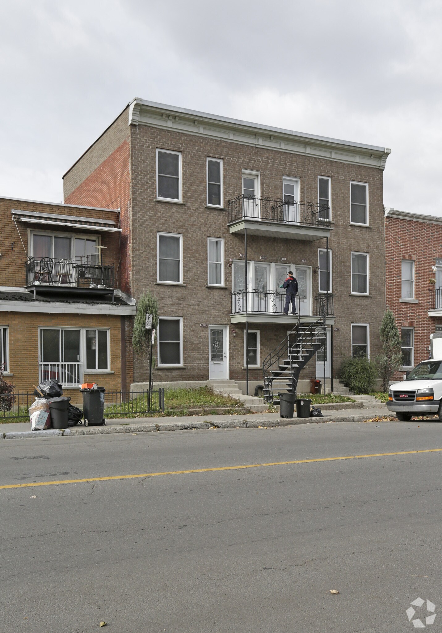 4625 Rue Ontario E E, Montréal, QC for sale Primary Photo- Image 1 of 1