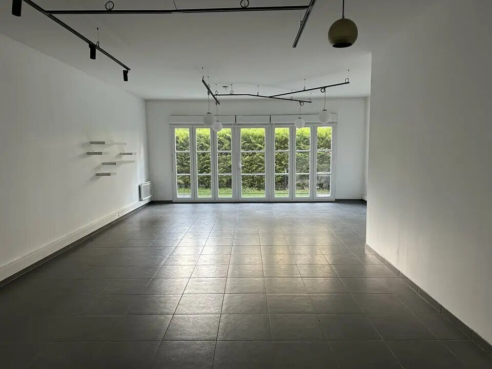 Office in Saint-Maur-des-Fossés for lease Interior Photo- Image 1 of 2