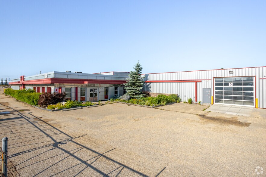 7720 17 St NW, Edmonton, AB à louer - Photo du bâtiment - Image 2 de 4