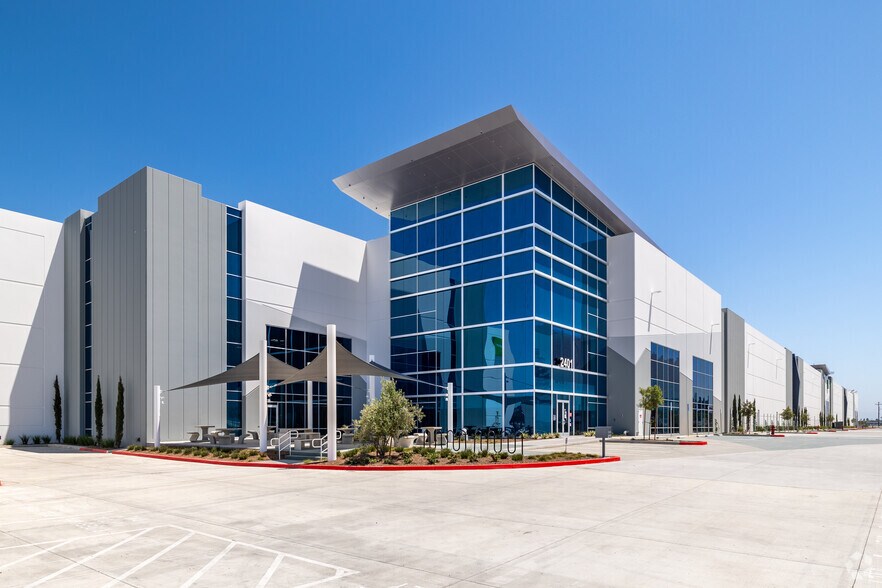 2401 E Wardlow Rd, Long Beach, CA à louer - Photo du bâtiment - Image 1 de 38