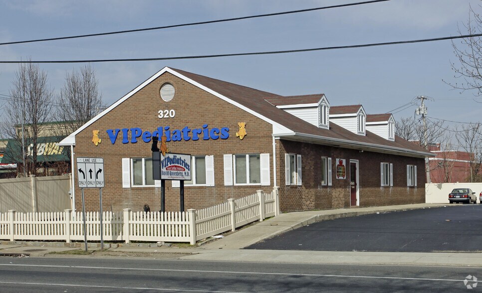 320 Peninsula Blvd, Cedarhurst, NY à louer - Photo principale - Image 1 de 3