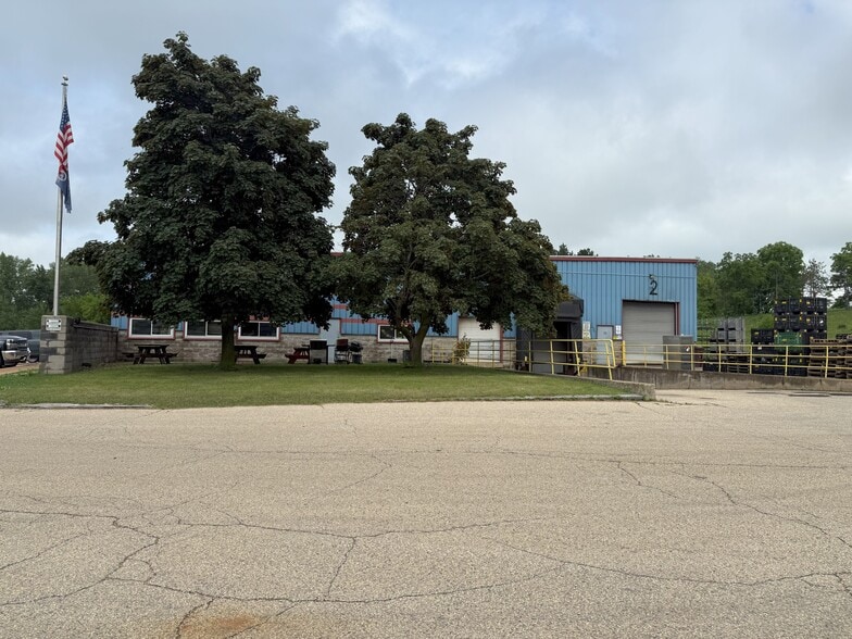 546 S Industrial Park Rd, Berlin, WI for sale - Building Photo - Image 2 of 13