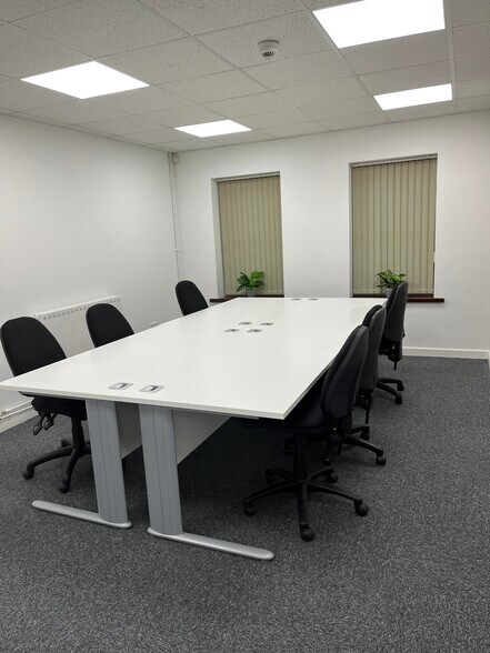 10-16 Victoria Rd, Tamworth à louer - Photo du bâtiment - Image 2 de 7