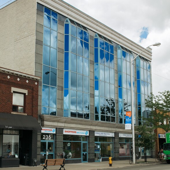 235 Danforth Ave, Toronto, ON à louer - Photo du bâtiment - Image 2 de 4