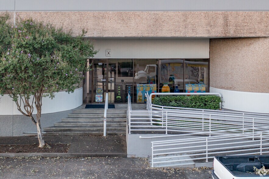 4555 Airline Dr, Houston, TX à louer - Photo du bâtiment - Image 2 de 4