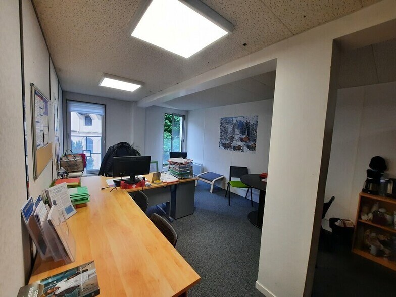 Office in Rouen for lease - Interior Photo - Image 2 of 10