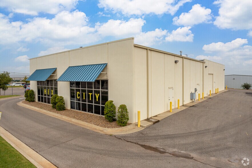 7021 W Wilshire Blvd, Oklahoma City, OK à louer - Photo du bâtiment - Image 3 de 5