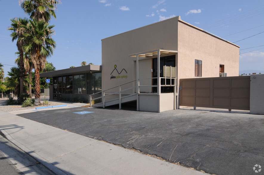 693 E Sunny Dunes Rd, Palm Springs, CA for lease - Building Photo - Image 3 of 14