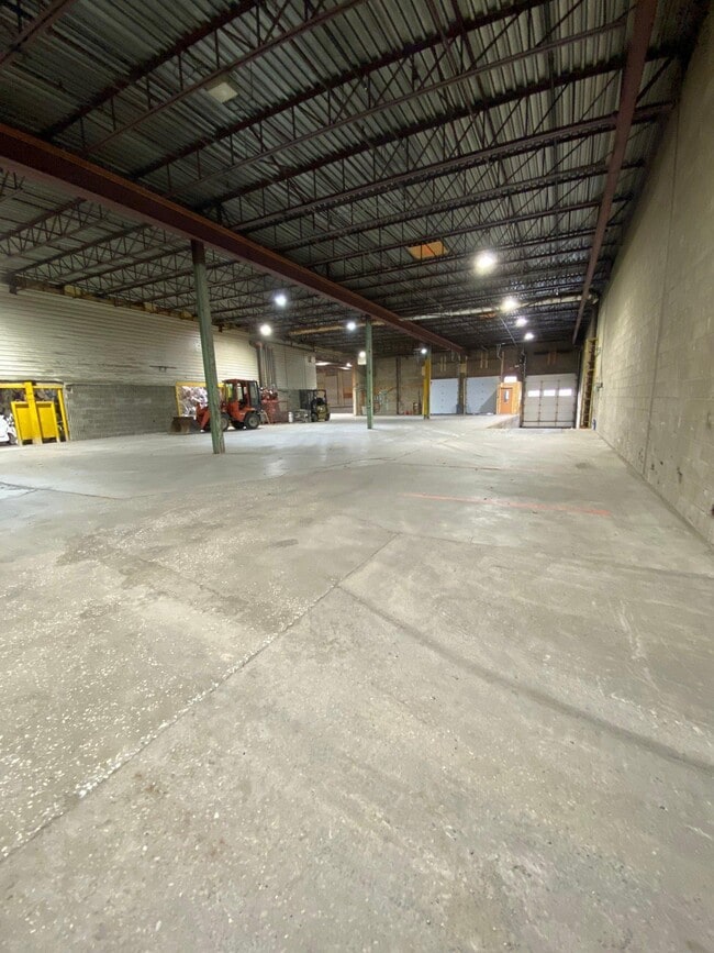 Plus de détails pour 235 Rue Saint-Louis, Warwick, QC - Industriel à louer