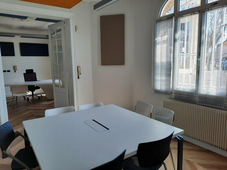 Office in Rouen for lease - Interior Photo - Image 3 of 10