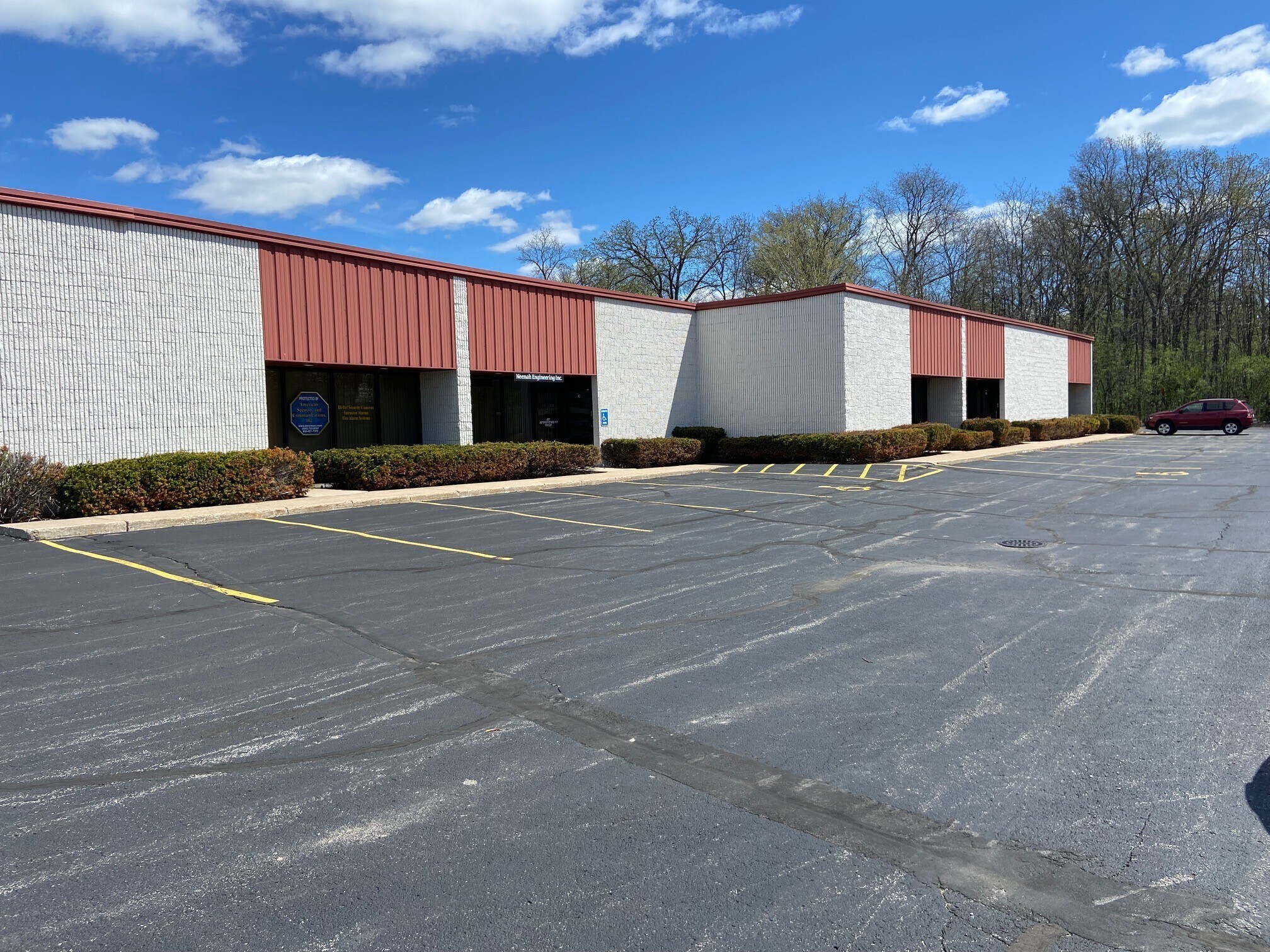 2418 Industrial Dr, Neenah, WI for lease Primary Photo- Image 1 of 6