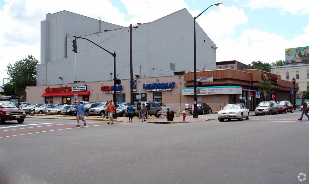 4700 Bergenline Ave, Union City, NJ à louer - Photo du bâtiment - Image 3 de 4
