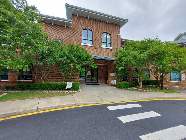 610 Jones Ferry Rd, Carrboro, NC for lease - Building Photo - Image 1 of 26