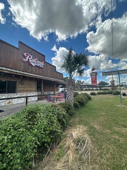 1111 W Hwy 290, Dripping Springs, TX à louer - Photo du bâtiment - Image 2 de 13