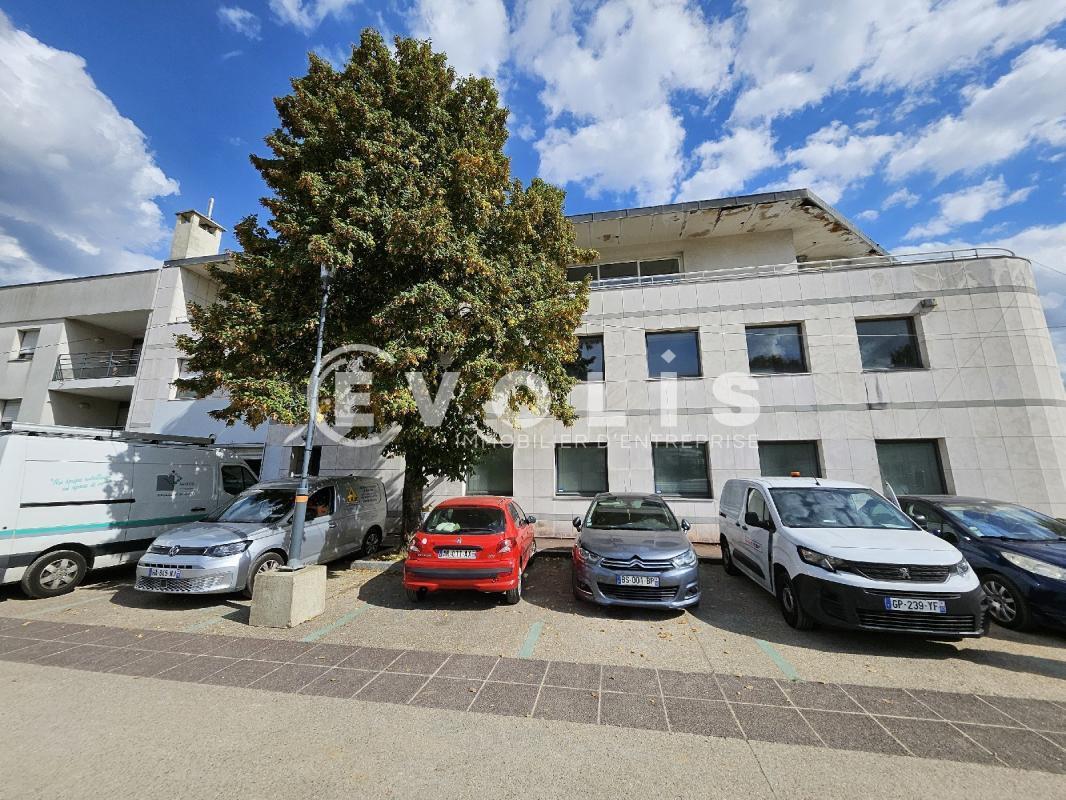 Flex in Sceaux for lease Building Photo- Image 1 of 26