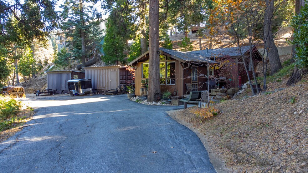 365 Mittry Ln, Lake Arrowhead, CA à vendre - Photo du bâtiment - Image 3 de 8