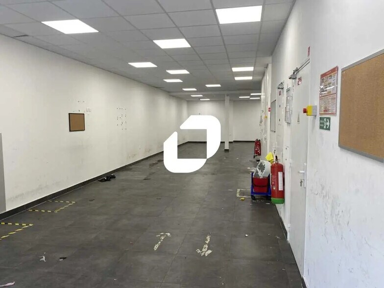 Flex in Arcueil for lease - Interior Photo - Image 2 of 6