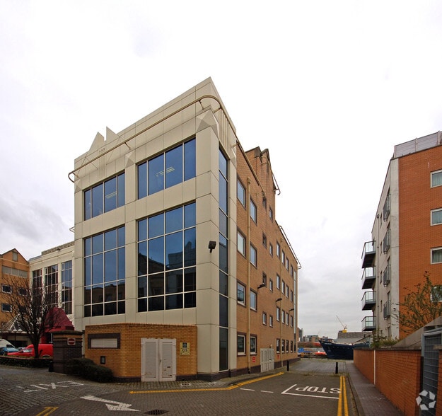 217 Marsh Wall, London for lease - Building Photo - Image 2 of 3
