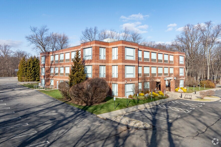 300 Bic Dr, Milford, CT à louer - Photo du bâtiment - Image 1 de 3