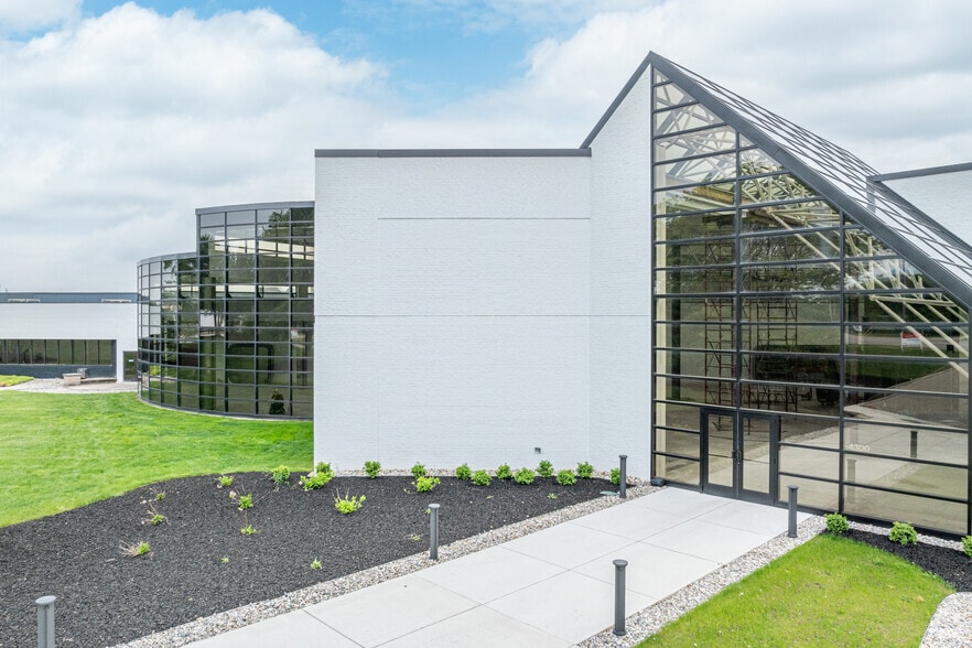 4300 36th St SE, Grand Rapids, MI for lease - Building Photo - Image 2 of 12