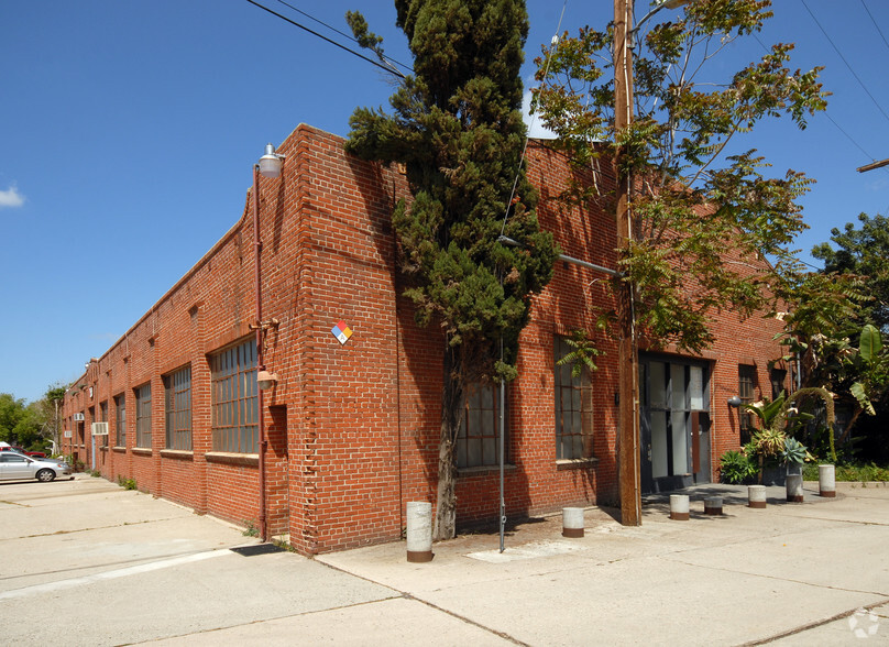 600-696 Moulton Ave, Los Angeles, CA for lease - Building Photo - Image 3 of 8