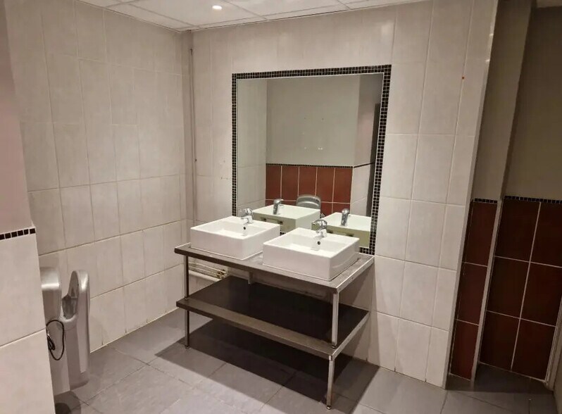 Office in Boulogne-Billancourt for lease - Building Photo - Image 3 of 17