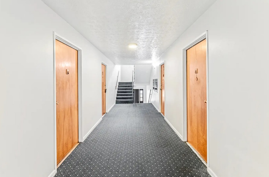 3400 Lesway Ct, Louisville, KY for sale - Interior Photo - Image 2 of 6