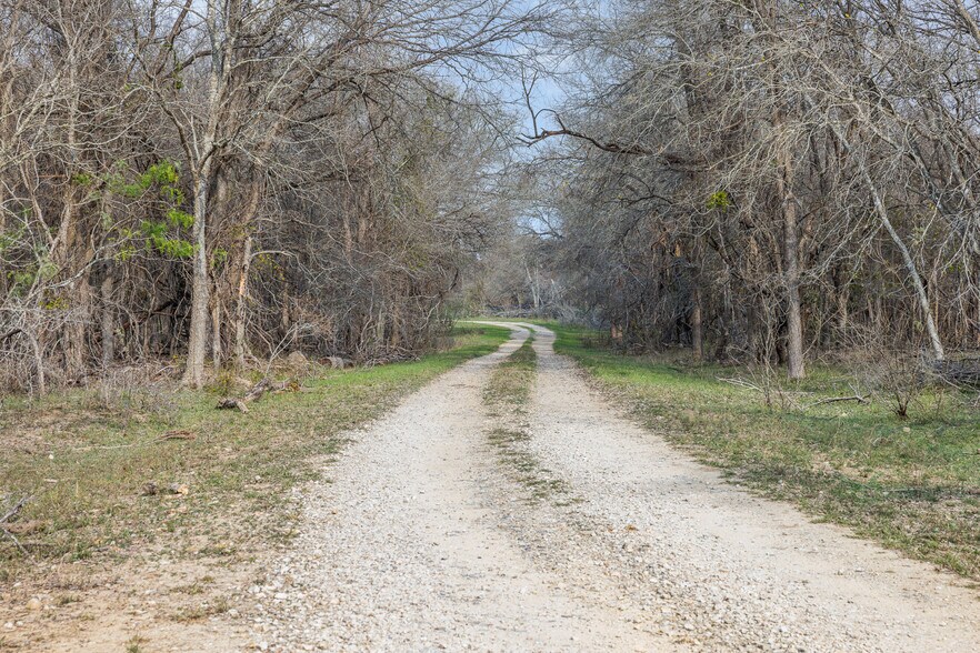 1144 Treetop ln, Luling, TX à vendre - Photo du bâtiment - Image 2 de 67