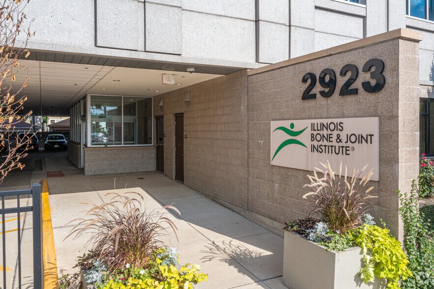 2923 N California Ave, Chicago, IL à louer - Photo du bâtiment - Image 2 de 10