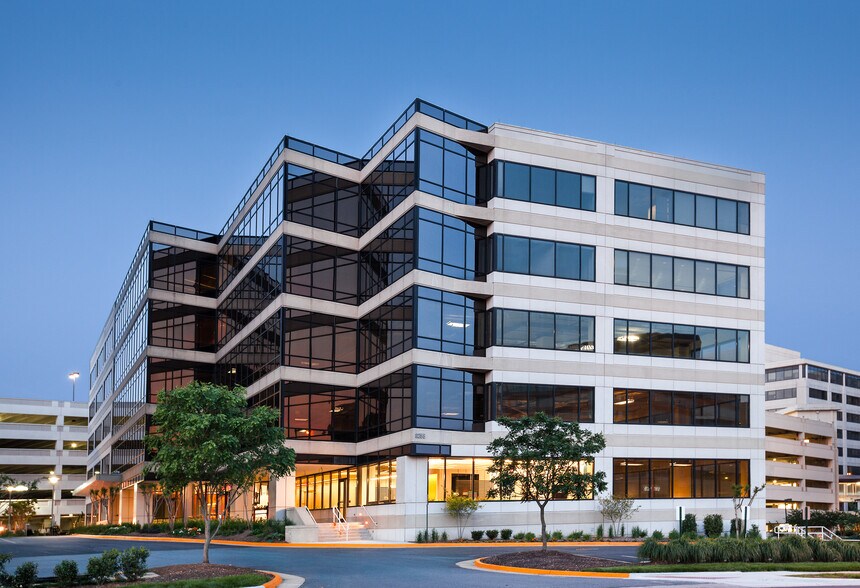 8255 Greensboro Dr, McLean, VA à louer - Photo du bâtiment - Image 1 de 4