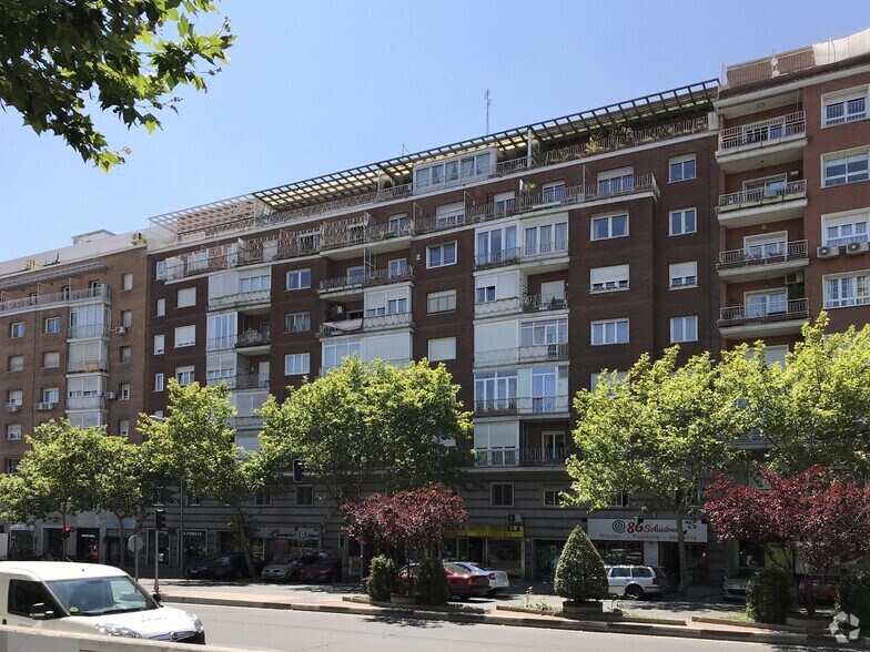 Office/Retail in Madrid, Madrid for lease - Primary Photo - Image 1 of 2