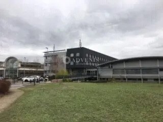 Bureau dans Poissy à louer - Photo du bâtiment - Image 2 de 5