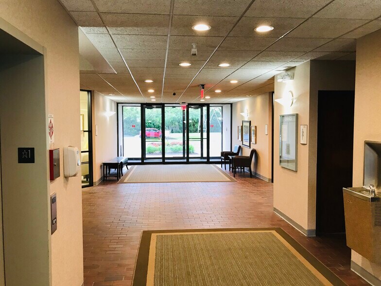 8445 Keystone Crossing, Indianapolis, IN à louer - Photo du bâtiment - Image 3 de 7