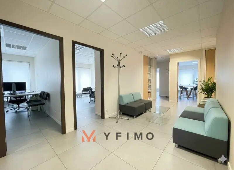 Office in Boinvilliers for lease - Interior Photo - Image 3 of 8