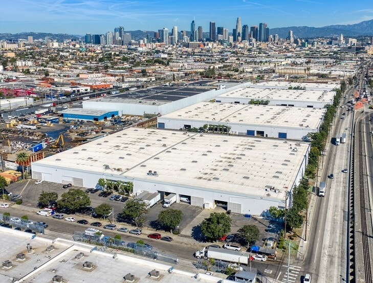 2501-2551 S Alameda St, Los Angeles, CA à louer Aérien- Image 1 de 1