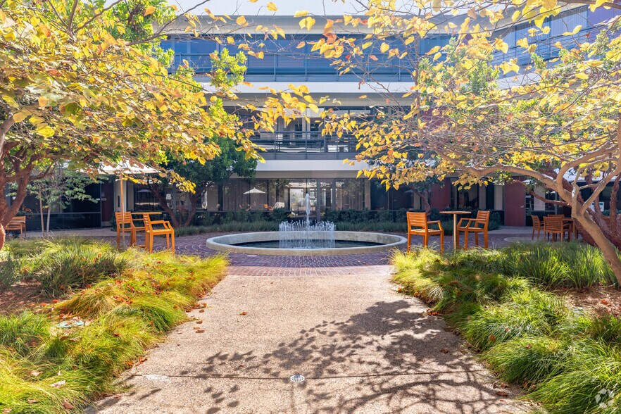 12520 High Bluff Dr, San Diego, CA à louer - Photo du bâtiment - Image 3 de 22