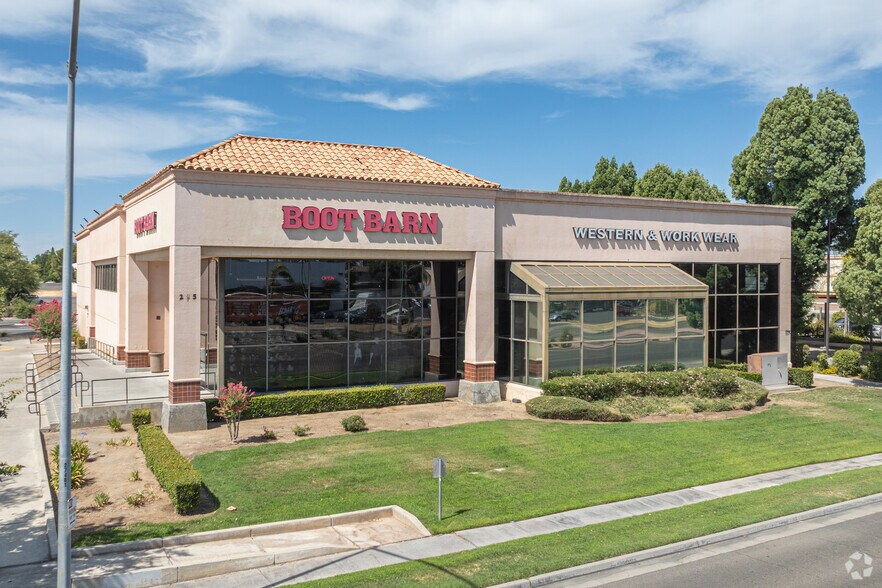 323 W Shaw Ave, Clovis, CA à louer - Photo du bâtiment - Image 3 de 3