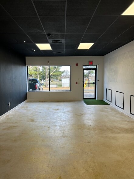 560 Forest Rd, West Haven, CT for lease - Building Photo - Image 2 of 4
