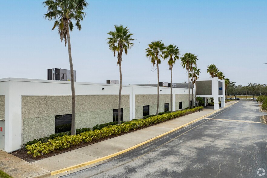 6302 E Dr Martin Luther King Jr Blvd, Tampa, FL à louer - Photo du bâtiment - Image 3 de 12